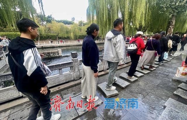 黑虎泉畔留清泉 亲水赏景暖意浓