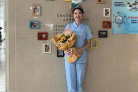 半岛独家丨跪地救人的女护士找到了！准备离开时发现有人落水，一直等在岸边图片