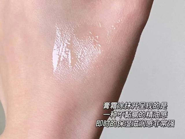 干唇人涂ta算是熬出头！轻薄滋润，一抹get嘟嘟唇，两支才几十块！