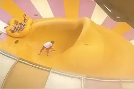 令人担忧的一幕又发生了！今天下午玛雅海滩水公园“巨兽碗”设备船体“卡壳”图片