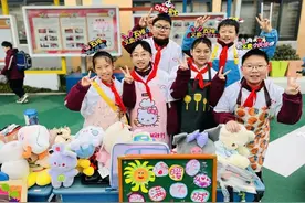 这场爱心义卖，把老城厢11路环城公交“搬”进校园→图片
