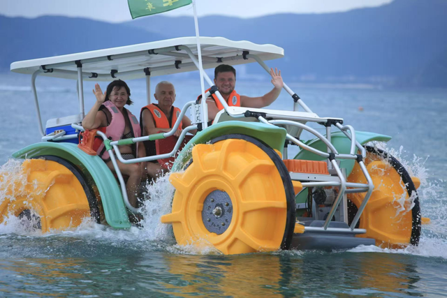 三亚海滩“长满”了俄罗斯人！网友调侃：我在这里反而成了“老外”