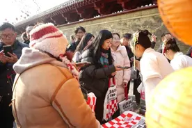2025年流行“红白格”？清明上河园这场快闪活动出圈了图片