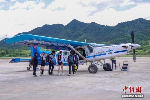 低空旅游人气旺 年轻人爱上“云端消费”