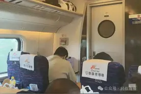 乘客吐槽“高铁二等座邻座400斤男子致拥挤” 12306能“换座”吗？图片