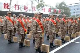 湖南零陵入伍新兵启程赴军营图片