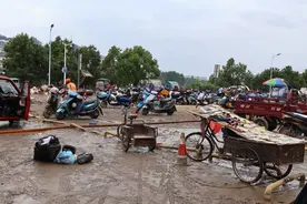 歙县洪水后：全城清淤，有摩托车店提前把车辆推进徽州古城避险图片