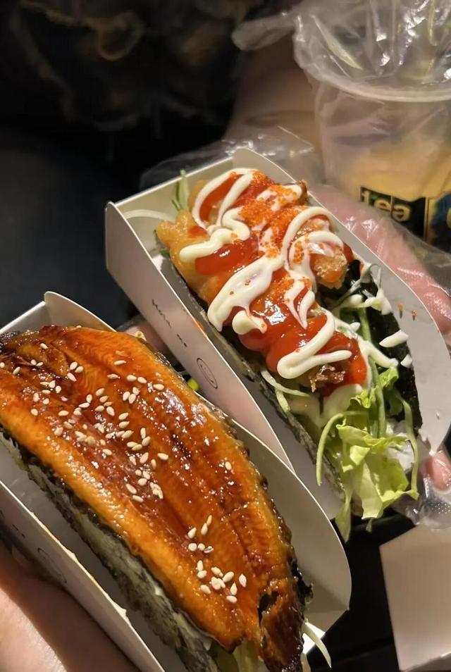 柳北烟火 |中秋夜！凤凰岭大桥把月亮「挂」在侗族飞檐下，邀你桥边赏月光、啃烤串，解锁3种神仙赏月姿势