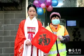 新年换“新颜” 春节主题公交车亮相古城街头图片