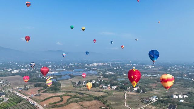 低空竞逐映橘乡，全国热气球精英赛（四川金堂站）激活文商旅体消费热潮