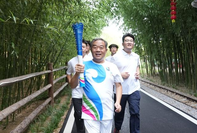 浪溪河畔引“泉炬”！2025济南国际泉水节“泉炬”传递走进平阴洪范泉群