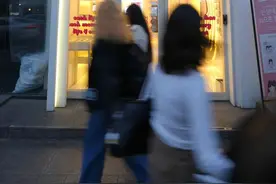 韩国Z世代爱上“大头贴”图片