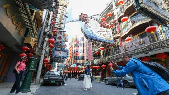 上海影视乐园周末人气旺