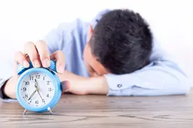 中午“趴桌睡”危害有多大？小心这些疾病找上门！健康的人都这样睡……图片