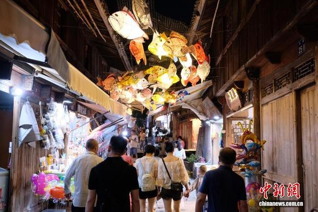 浙江石浦渔港古城：渔灯璀璨吸引游客