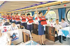 漓江旅游客船开展应对水上突发事件应急演练图片