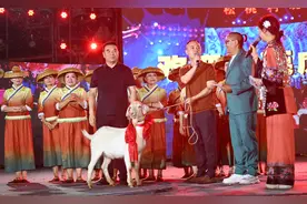 【吃贵州晚饭·看松桃村晚】“这羊要带回东莞虎门给大伙瞧瞧！” ｜东莞虎门村民跨千里助演 松桃村晚回赠羊见证山海情图片