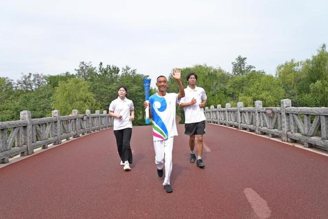 袈裟泉涌千年韵！2025济南国际泉水节“泉炬”传递抵达长清