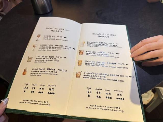几十元团购一杯酒、周四女生免费...记者亲测：低成本也能上外滩露台欣赏绝佳景色丨精彩夜上海