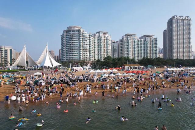 火爆！威海的海边，人山人海，场面壮观！
