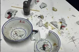 网红夫妇被传有传染病，餐馆砸餐具撇清？官方回应！图片