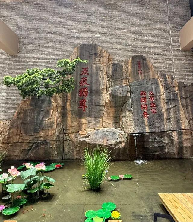 山东某高速服务区突然爆火！比景区的人还多！网友：原本只想来上个厕所，结果花出去500多，一进门我都蒙了