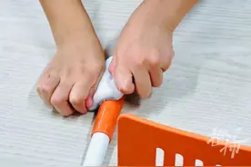 开学前教室大扫除，不少班级家长老师齐上阵，还有的直接请来家政清洁工！家长要不要陪孩子参与？图片