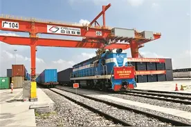 国内容积最大集装箱投用铁路货运图片