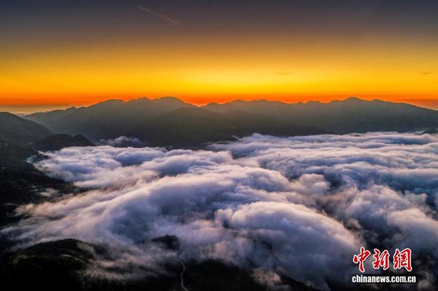 湖北宜都：金霞破晓 云海漫山