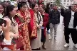 拍客｜云南一婚礼接亲现场 新郎新娘亲友团分成两队对唱山歌图片