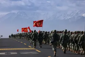 空军某部这样进行了30公里徒步拉练：急行军、战场救护、穿越染毒地带……图片