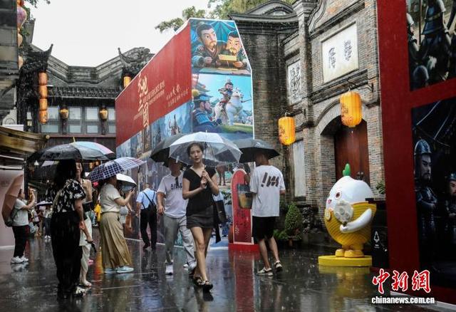 成都：暑期游客雨中游览锦里古街