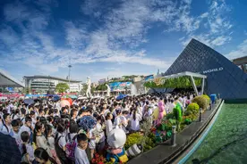 青春洋溢！上千名长沙中考毕业生参加水上毕业大趴图片