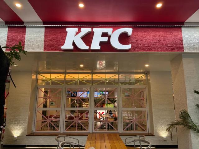 为避台风深圳人搬进无窗酒店