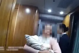 高铁上一女子怀抱婴儿神色慌张，乘警一聊发现……图片
