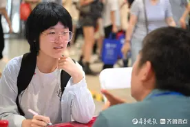 来山东高考招生咨询会，招生老师尽心考生家长满意图片