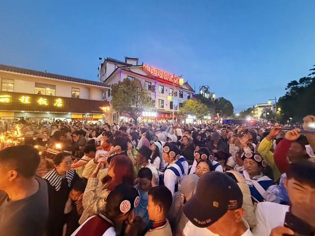 火把映红玉河村 民族风情醉游人