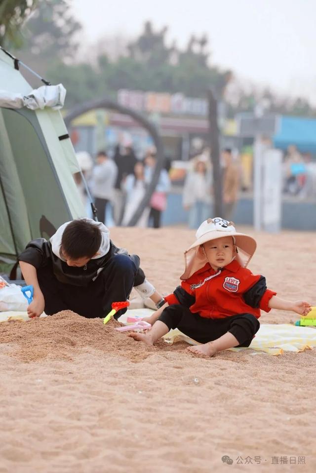 不出所料！这个假期，日照这里又排起了长队……