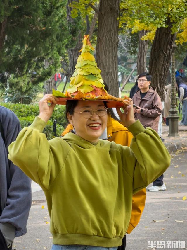 青岛八大关，乌泱泱的人为一件事而来！一款“魔法帽”火了！现场照片→