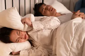 《健谈》热问丨打呼噜是睡得香吗？手环监测睡眠可靠吗？图片