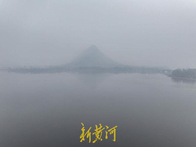 一年四季 泉在济南｜雾漫山湖！冬日晨雾如墨染华山