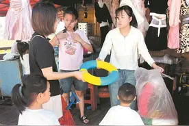 海边玩水度假 充气泳圈易破损 实心泡沫圈更安全图片