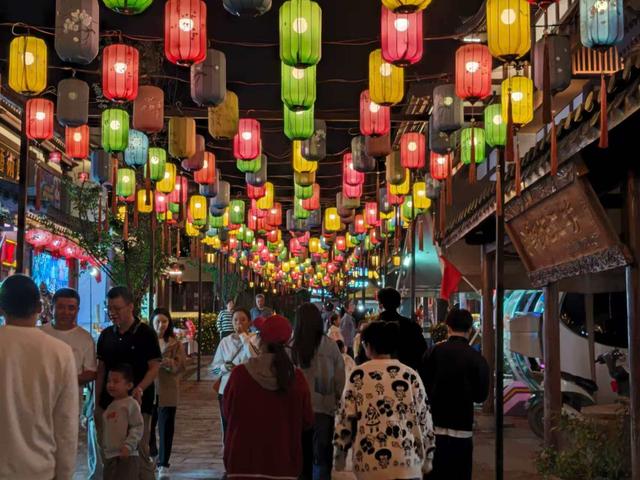 南中爨城双节夜游：拜月承古意，盛宴引客来
