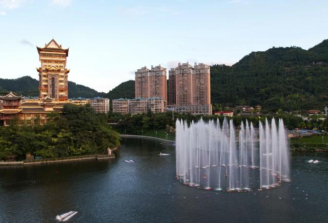毕节：夜色染靓生态园