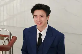 八块腹肌+男神颜值，佛山这教师太火了!图片