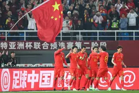 一胜扫阴霾！中国足协领导赛后走进国足更衣室送祝贺 伊万首胜如同及时雨图片