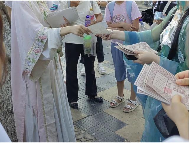 去河南的年轻人，花80元在中式乐园玩疯了