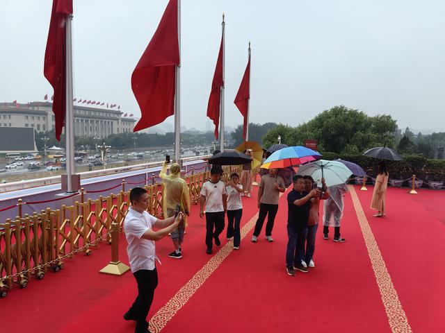 天安门城楼今天中午12时恢复对外开放，预约火爆抓紧抢票