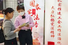 中山公园地铁站来了一群志愿者……图片