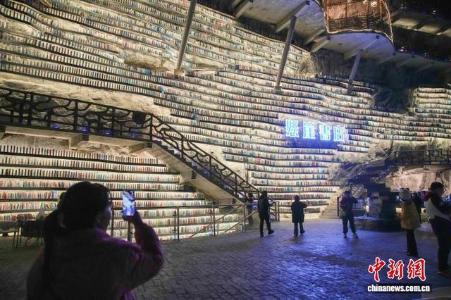 探秘“地心入口”  游客“打卡”广西罗城网红悬崖书店